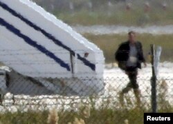 Otmičar napušta avion