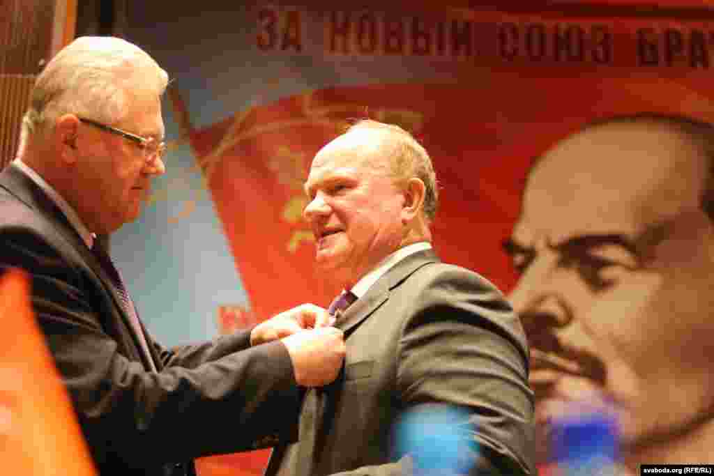 Игорь Карпенко награждает Геннадия Зюганова