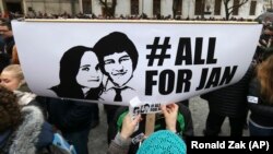 პლაკატზე: იან კუციაკი და მარტინა კუშნიროვა.