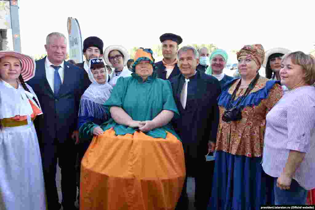 5 сентября, День садовода-2020. Вновь большое скопление народ, на сей раз — в Агропромпарке. Ну как удержаться от группового фото с тыквой? 