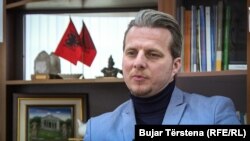 Šćiprim Arifi važi za političara koji se zalaže za rešavanje problema Albanaca sa juga Srbije u institucijama sistema i u saradnji sa Vladom u Beogradu. Negovi protivnici ga kritikuju zbog navodne bliskosti sa Aleksandrom Vučićem