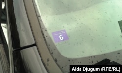 Oznaka Euronorm 6 na ovom automobilu znači da je emisija štetnih čestica u njegovom izduvnom gasu prihvatljivija za životnu sredinu od, na primjer, Euronorma 5 ili 3.