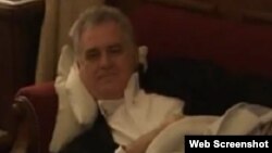 Tomislav Nikolić na skupštinskom trosedu tokom štrajka glađu i žeđu, 17. april 2011.