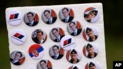 Bedževi sa likom predsednika Srbije Aleksandra Vučića i Rusije Vladimira Putina na ulicama Beograda, 31. mart 2022.