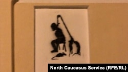 Граффити на тему пыток на стене отделения полиции