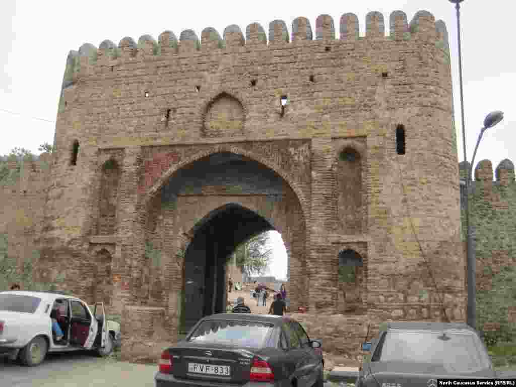 Телави. Гуржиялъ цIиял объектал рай гуребги, некIсиябги лъикI цIунун буго. Пачалихъалъ туристал ахIун, гьелдаса пайдаги босулеб буго. Сураталда: "Батонис цихе" абураб хъала.