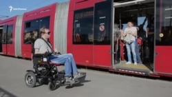 Инвалид-колясочник тестирует казанский электротранспорт Инвалид-колясочник тестирует казанский электротранспорт