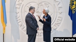 Президент України Петро Порошенко і виконавчий директор МВФ Крістін Лагард під час зустрічі в штаб-квартирі МВФ у Вашингтоні 20 червня 2017 року