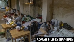 Pacienții de la Spitalul de copii Ohmadit din Kiev sunt tratați în subsolul clădirii, transformat în adăpost antiaerian. 1 martie 2022