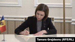 Maia Sandu semnând cererea de aderare a R. Moldova la Uniunea Europeană, Chișinău, 3 martie 2022.