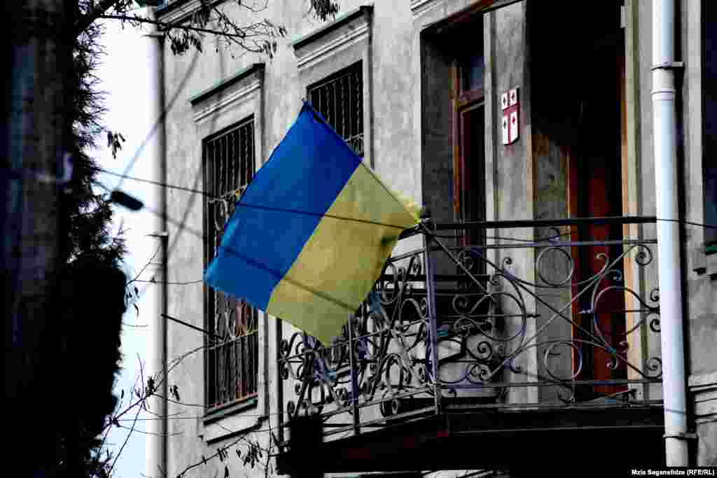 უკრაინის და საქართველოს დროშები ვერის უბნის ერთ-ერთი სახლის აივანზე. 