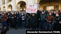 Участники антивоенных акций в России (Архивное фото)