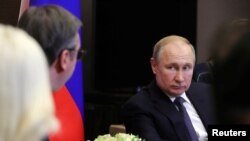 Vladimir Putin, predsednik Rusije, prati izlaganje Aleksandra Vučića, predsednika Srbije, tokom sastanka u ruskom gradu Sočiju 4. decembra 2019.