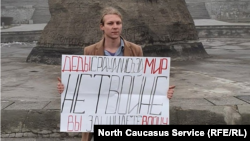 Антивоенный пикет в Волгограде в первые дни после вторжения в Украину