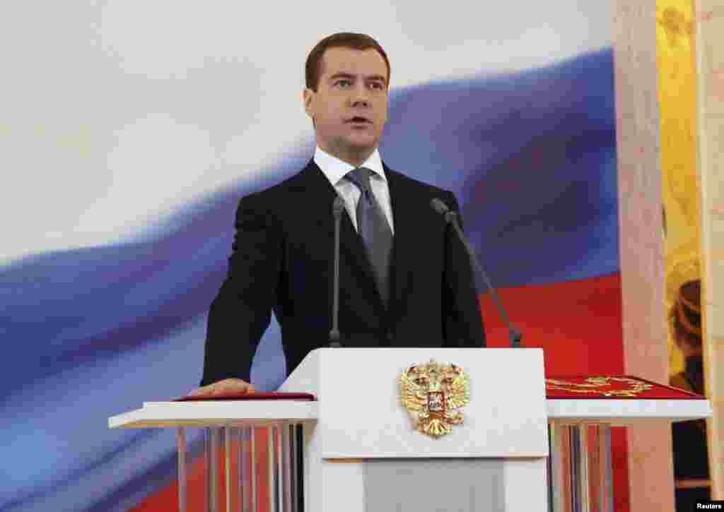 Dmitrij Medvedev je položio zakletvu kao predsjednik Rusije u Kremlju 7. maja, 2008. godine. Narednog dana, Medvedev je imenovao Putina za premijera kao što je i obećao da će uraditi tokom izborne kampanje. Na njih dvojicu se ponekad referisalo u medijima kao “vladajući tandem”.
