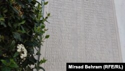 Dio spomen-ploče u naselju Zalik, pored Atomskog skloništa, iz kojeg su 13. juna 1992. godine srpske snage odvele najveći broj od 114 ubijenih bošnjačkih i hrvatskih civila i ubile ih na lokalitetima Uborak i Sutina