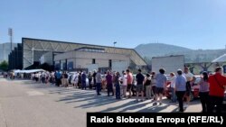 Građani čekaju u dugim redovima za vakcinu, a iz Ministarstva zdravstva KS mole sve građane za strpljenje i poštovanje higijensko – epidemioloških mjera, 31. jul 2021.