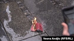 Zapaljeni ruski pasoš na antiratnom skupu, Beograd, 6. mart 2022.