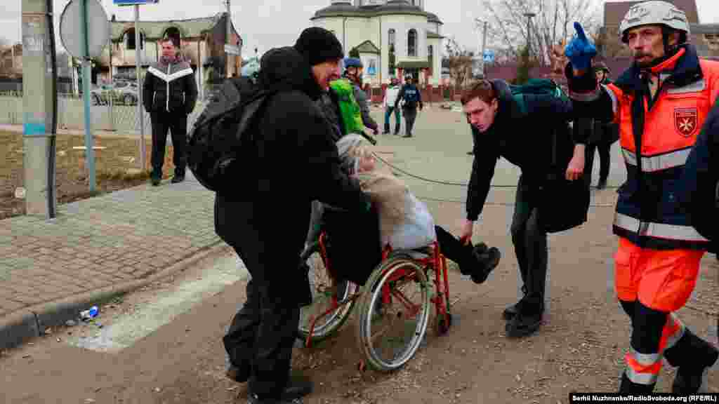 Напередодні війська РФ не дотримувалися зобов’язання не стріляти під час евакуації і обстрілювали цивільних, внаслідок чого є загиблі і поранені. Ірпінь, Київщина. 7 березня 2022 року