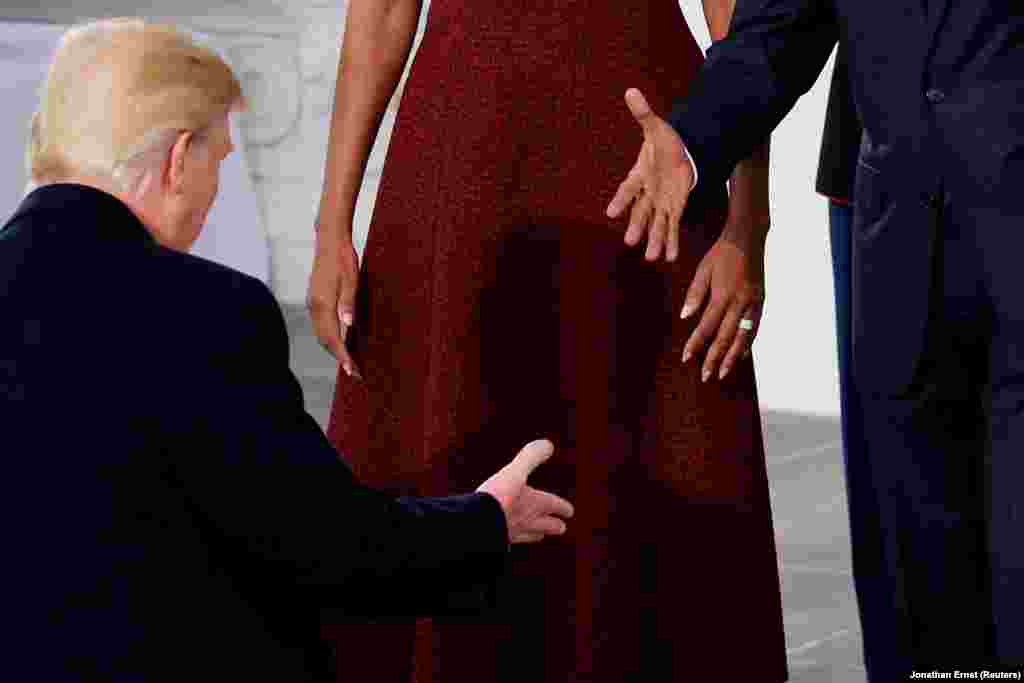 Predsednik SAD Barak Obama pruža ruku njegvom izabranom nasledniku Donaldu Trampu koji je sa suprugom Melanijom došao u Belu kuću u Vašingtonu na čaj, pred inauguraciju, 20. januar 2017. (Reuters/Jonathan Ernst) 