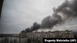 د اوکراین په ماریوپول ښار کې تر برید وروسته له یوې ودانۍ لوګي خېژي - د ۲۰۲۲ز کال د مارچ څلورمې انځور.