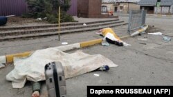 დაბომბვის დროს დაღუპულთა ცხედრები. ადამიანები ცდილობდნენ დაეტოვებინათ ქალაქი ირპენი. 6 მარტი