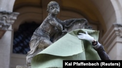 Pe 9 martie, la Lvov, voluntarii încearcau să protejeze statuile din jurul Catedralei Sf. Gheorghe.