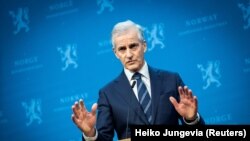 Jonas Gar Stere, premijer Norveške, upozorava da količine gasa koje ta država može isporučiti nisu dovoljne da zamene trenutni izvoz iz Rusije u EU. Fotografija sa konferencije o zbivanjima u Ukrajini, organizovane u glavnom gradu Norveške Oslu, na dan početka ruske invazije 24. februara 2022.