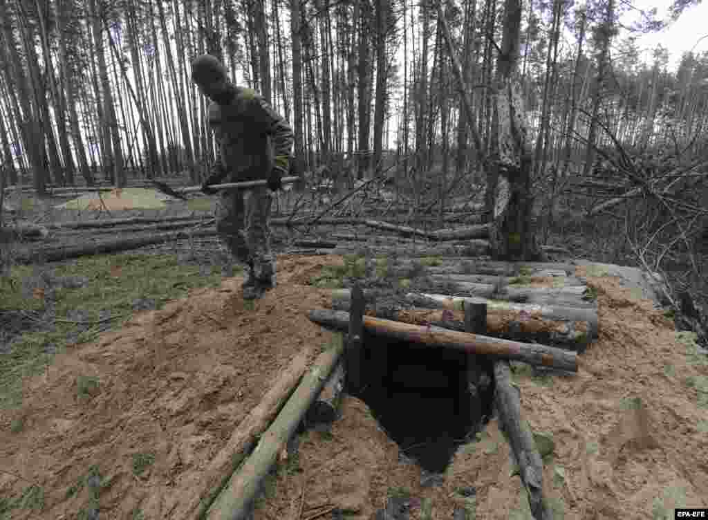 Ukrajinski vojnik u bunkeru u šumi, predgrađe Kijeva, 6. mart.