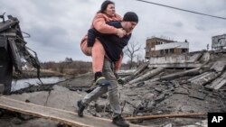 Mii de oameni din Ucraina au încercat în ultimele zile să scape din Irpin, un oraș la 25 de kilometri de Kiev. Singurul drum disponibil pentru evacuarea civililor a fost bombardat de forțele Rusiei în 6 martie, în timp ce localnicii părăseau orașul.