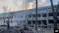 Zgrada bolnice u Marijupolju, u Ukrajini, nakon ruskog napada u martu 2022. godine.