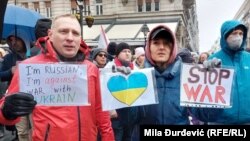 Marija (desno) na skupu u Beogradu, 6. mart 2022.