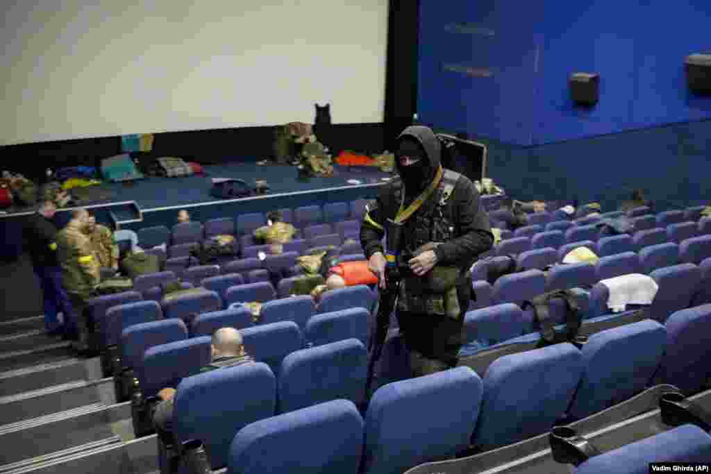 Pripadnici Teritorijalne odbrane Ukrajine u kijevskom kinu kojeg su dobrovoljačke snage koristile kao bazu, 7. mart.