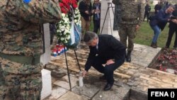 Zoran Milanović pali lampion na svečanosti u Livnu na zapadu BiH, 23. april 2022.