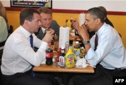 დმიტრი მედვედევი და ბარაკ ობამა - რფ-ისა და აშშ-ის პრეზიდენტები, არლინგტონი, ვირჯინია. 2010 წ.