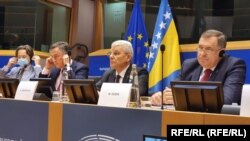 Milorad Dodik (prvi s desna), predstavnik Srba u Predsedništvu BiH, Šefik Džaferović (drugi s desna), predstavnik Bošnjaka u istom telu, i predsedvajući Odobora za spoljne poslove Evropskog parlamenta Djevid Meklalister (David McAllister), 15. marta 2022.