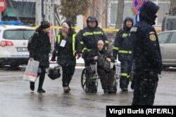 Pănă să primească ajutorul voluntarilor, bătrânii din Ucraina trebuie să înfrunte frigul din punctele de frontieră