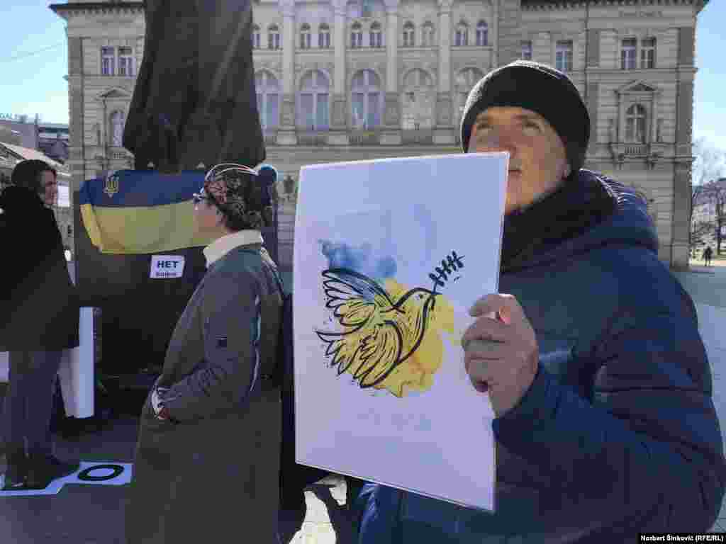 „Bez obzira na različite stavove po pitanju politike, geopoilitike i istorije, svi treba da osudimo bratoubilački rat“, poruka je sa protesta