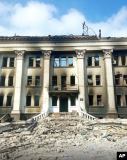 Боковой фасад разрушенного драмтеатра в Мариуполе