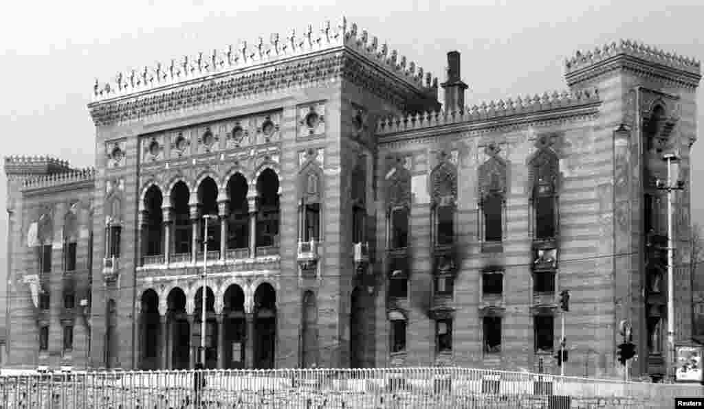 Sarajevska vijećnica je u noći između 25. i 26. augusta 1992. pogođena artiljerijskim projektilima sa položaja Vojske Republike Srpske iznad Sarajeva. Uništeno je oko dva miliona jedinica bibliotečkog fonda. Slika lijevo je iz 1992. godine, a desno iz 2012. 