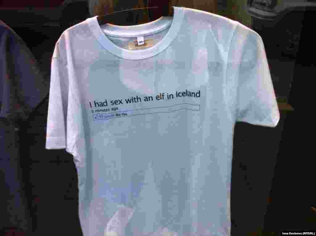 Сувенирный магазин. Майка с надписью "у меня был секс с эльфом в Исландии" - лучший подарок бой-френду. Другие обязатеьные сувениры - лопапейс, свитера из овечьей шерсти и косметика Blue Lagoon