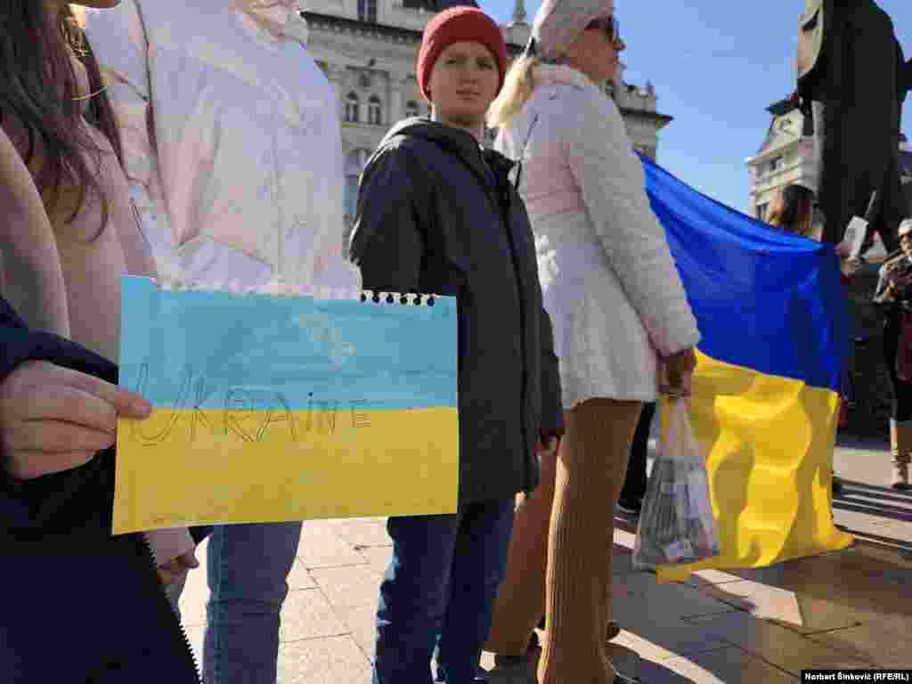 Mnogi od njih su došli sa svojom decom, koja su nosila poruku protiv rata