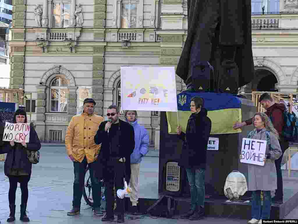 Pjotr, jedan od govornika iz Rusije, podsetio je okupljene da Rusi i Ukrajinci neguju bliske odnose, a da rat nanosi ogoromnu štetu tom odnosu. „Porodice i kuće su uništene tamo“, poručio je on.