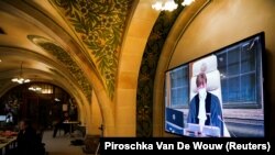 Sudija Joan Donoghue na velikom ekranu u Međunarodnom sudu pravde dok čita odluku na osnovu zahteva Ukrajine, Hag, 16. mart 2022.