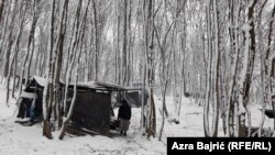 Migranti u improvizovanim šatorima u šumi za vrijeme snježnih padavina nadomak prenapučenog kampa Miral u Velikoj Kladuši, 11. januara 2021.