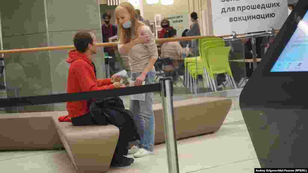 В очереди можно было провести не один час. Наверняка те, кто получил первую дозу, чувствовали себя счастливчиками. 