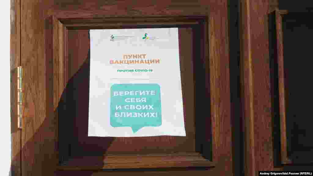 ...то там в субботу было совершенно пусто. Медработница в беседе с нашим корреспондентом признала: основной вал людей за вакциной идёт в поликлиники и торговые центры. 