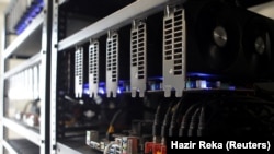 Oprema za "rudarenje" kriptovaluta, Priština, Kosovo, 12. jun 2018.