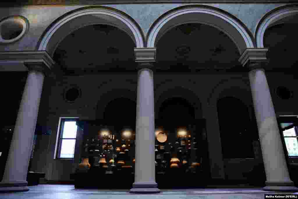 Ova stalna izložba, četvrta po redu, kroz izbor najreprezentativnijih arheoloških artefakata i savremeni muzeološki pristup, u skladu s novim naučnim spoznajama oslikava razvoj materijalne i duhovne kulture ljudi s današnjeg prostora BiH tokom prethistorijskog razdoblja. 