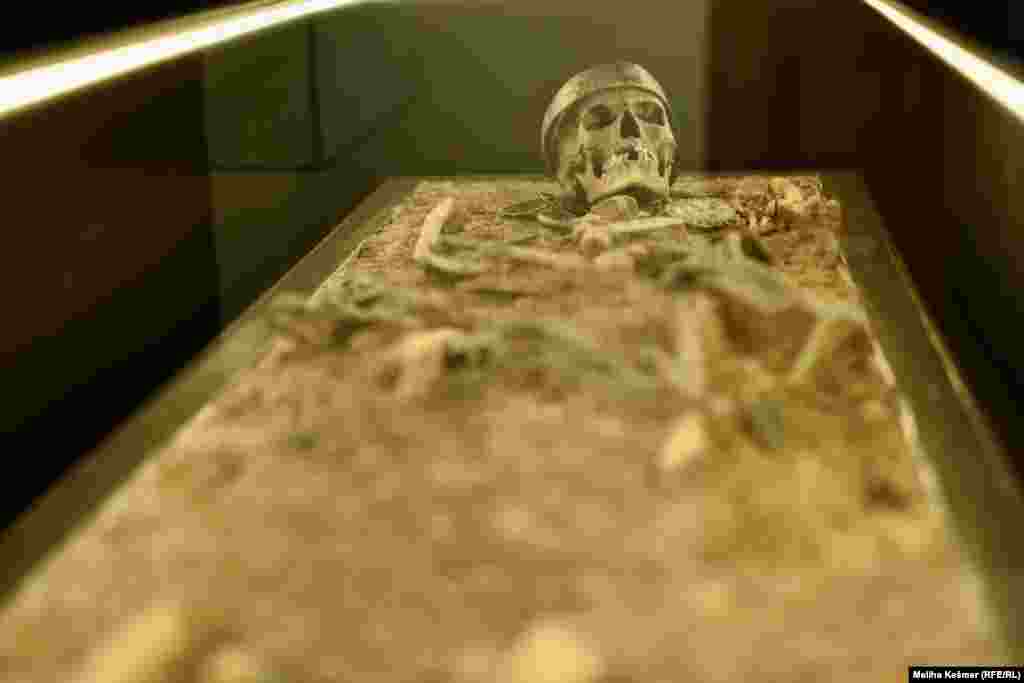 Izdvojeno je nekoliko tema izložbe. Jedna od njih jesu pogrebni običaji. Predmeti i legende izložbe opisuju različite načine sahranjivanja pokojnika kroz različite običaje. Sačuvani su i ostaci pronađeni na nekoliko lokacija na području BiH. 